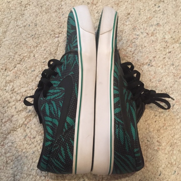 NIKE Toki Low TXT print Size 9.5 Lucid Green/Black - Picture 3 of 9